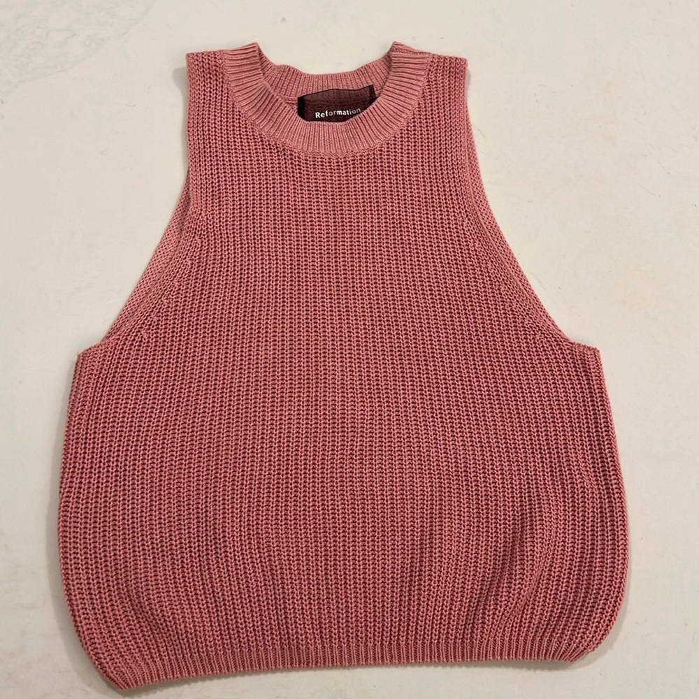Reformation pink sweater vest
Small
